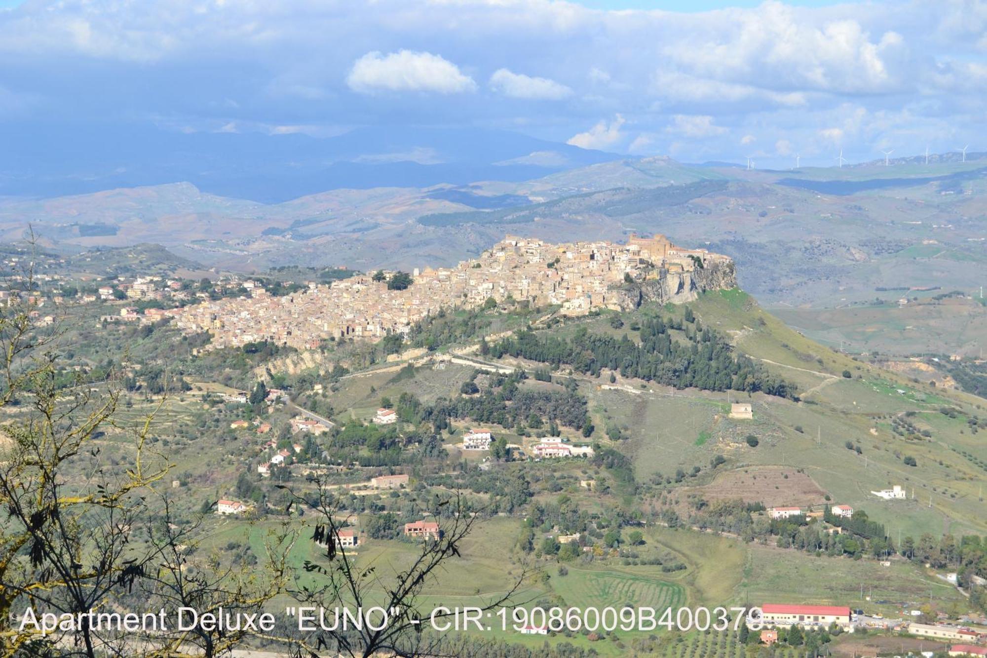 Rocca Di Cerere "Rocca Da Zeru" Apartments Ена Стая снимка